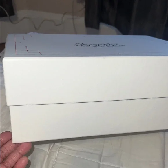 Alexander McQueen White Box with Red Detailing - Picture 2 of 3